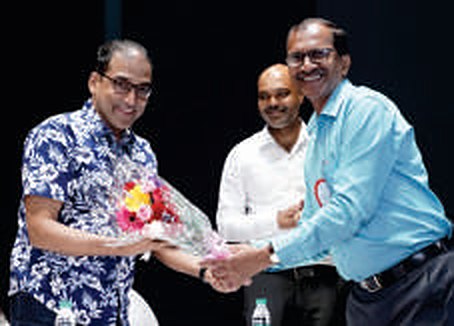 Vice-Chairman Shri. Chandrakant A. Sarwankar welcomes Hon'ble Justice Shri. Somasekhar Sundaresan with a bouquet.