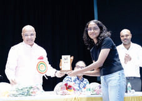 Kum. Kanishka Yogesh Talwar (daughter of member Sau. Yogini Y. Talwar), who passed the 10th standard in 2022-23 with 95.80%, is felicitated by Hon'ble Justice Shri. Jitendra Shantilal Jain.