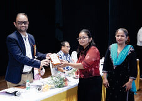 Kum. Riya Sanket Pendkhalkar (daughter of member Sau. Mrunal S. Pendkhalkar), who passed 12th Commerce in 2022-23 with 93.33%, is felicitated by Hon'ble Justice Shri. Advait M. Sethna.