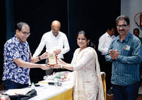 Kum. Tejali Tanaji Bhitale (daughter of member Shri. Tanaji N. Bhitale), who passed the M.Sc. examination in 2022-23, is felicitated by Hon'ble Justice Shri. Somasekhar Sundaresan.