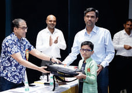 Kumar Vihaan Mahesh Sakharkar (son of member Shri. Mahesh K. Sakharkar), gold medallist in the International Abacus examination 2022-23, is felicitated by Hon'ble Justice Shri. Somasekhar Sundaresan.