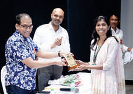 Society member Ku. Swati N. Waghvakar, who passed the LL.B. examination in 2022-23, is felicitated by Hon'ble Justice Shri. Somasekhar Sundaresan.