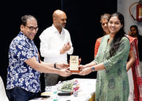 Kum. Mugdha Kiran Kargutkar (daughter of member Sau. Sandhya K. Kargutkar), who passed the Bachelor of Accounting & Finance examination in 2023-24, is felicitated by Hon'ble Justice Shri. Somasekhar Sundaresan.