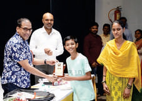 Ku. Kartik Pritam Dhamapurkar (son of member Sau. Snehal P. Dhamapurkar), honoured for his success in the district-level badminton championship 2023-24, is felicitated by Hon'ble Justice Shri. Somasekhar Sundaresan.