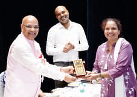 Society member Sau. Pranita Prashant Tari, who passed the LL.M. examination in 2023-24, is felicitated by Hon'ble Justice Shri. Jitendra Shantilal Jain.