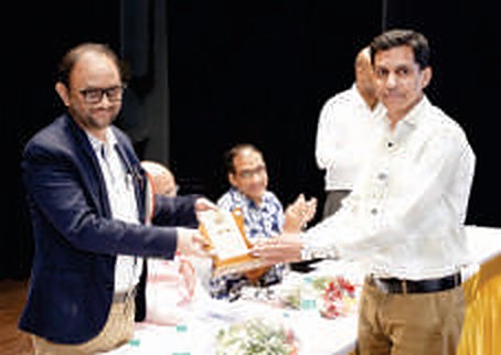 Society member Shri. Mohsin Farooq Nadiwale, winner of first prize in the society's essay competition held on the occasion of Chhatrapati Shivaji Maharaj Jayanti, is felicitated by Hon'ble Justice Shri. Advait M. Sethna.